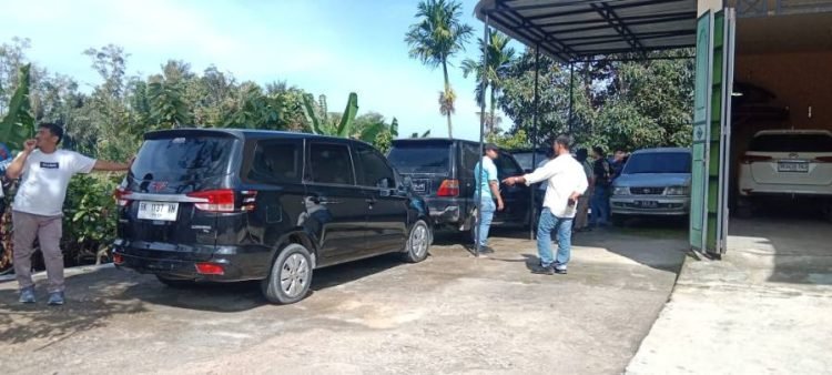 Personel Polres Simalungun mengamankan mobil yang digadaikan pelaku seorang IRT. 