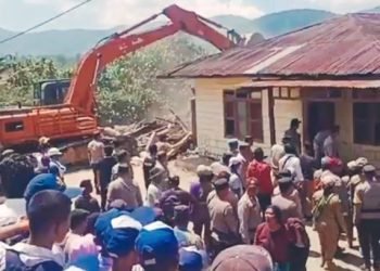 Rumah dan tanaman para tergugat dirobohkan menggunakan eskavator pada eksekusi di Dusun Lumban Simatupang Desa Hutaimbaru Kecamatan Siempat Nempu Kabupaten Dairi, Senin (3/2/25). 