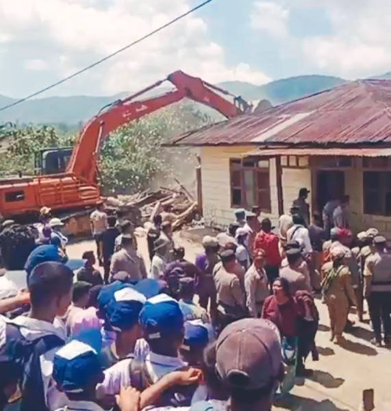 Rumah dan tanaman para tergugat dirobohkan menggunakan eskavator pada eksekusi di Dusun Lumban Simatupang Desa Hutaimbaru Kecamatan Siempat Nempu Kabupaten Dairi, Senin (3/2/25). 