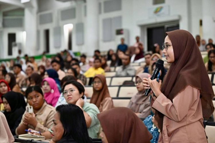 Sejumlah pelajar menghadiri sosialisasi Seleksi Nasional Penerimaan Mahasiswa Baru (SNPMB) 2025. Acara ini dihadiri oleh kepala sekolah, guru, serta siswa SMA/SMK/MA se-Sumatera Utara, di Auditorium USU.
