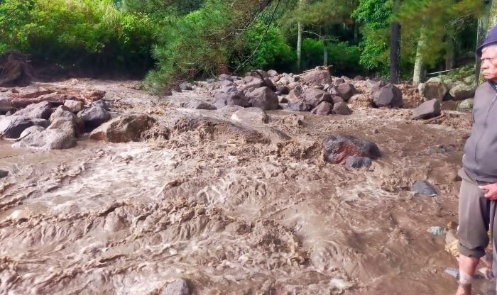 Banjir bandang dan longsor menyapu lahan pertanian, serta menimbun lima rumah di Silahisabungan, Kabupaten Dairi, Selasa (25/2/2025). 