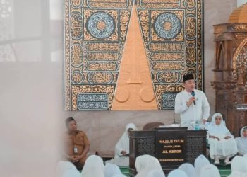 PJ. Wali Kota Padangsidimpuan H.Timur Tumanggor memberikan sambutan di Peringatan Isra'Mi'raj Nabi Muhammad SAW sekaligus penyambutan bulan suci Ramadhan 1446 H di Masjid Agung Al- Abror Padangsidimpuan. (IST)
•