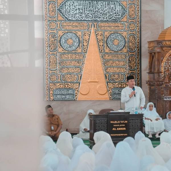 PJ. Wali Kota Padangsidimpuan H.Timur Tumanggor memberikan sambutan di Peringatan Isra'Mi'raj Nabi Muhammad SAW sekaligus penyambutan bulan suci Ramadhan 1446 H di Masjid Agung Al- Abror Padangsidimpuan. (IST)
•