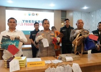 Kapolres Padangsidimpuan AKBP Wira Prayatna saat merilis kasus pencurian. 