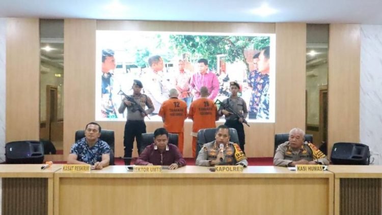 Dua mahasiswa di Kota Padangsidimpuan menipu sejumlah temannya sesama mahasiswa di Universitas Muhammadiyah Tapanuli Selatan (UMTS) sekitar Rp 1,2 miliar. 