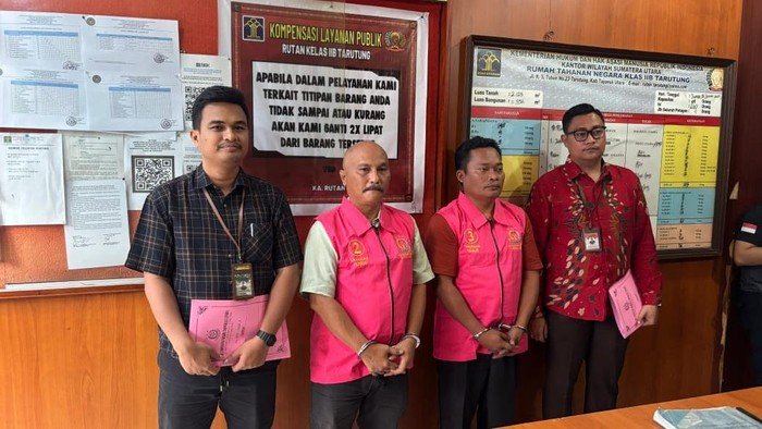 Kejari Taput menahan 2 tersangka dalam kasus dugaan korupsi pengadaan ISP.