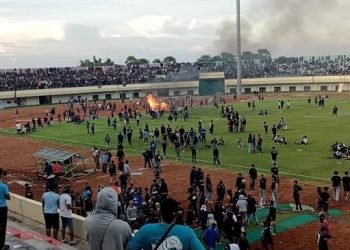 Sepakbola Indonesia masih belum baik-baik saja. Beberapa kerusuhan terjadi di pertandingan Liga 2 dan Liga Nusantara.