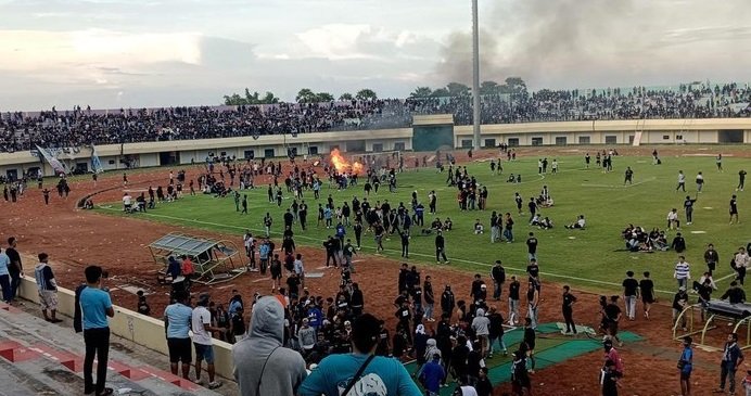 Sepakbola Indonesia masih belum baik-baik saja. Beberapa kerusuhan terjadi di pertandingan Liga 2 dan Liga Nusantara.