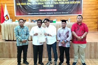 Amir-Jiji menerima berkas penetapan Walikota-Wakil Walikota Binjai.