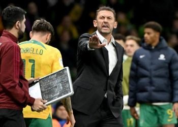 Tony Popovic mengenang momen melawan Patrick Kluivert saat masih bertahan. 