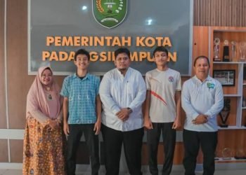 Pj.Sekda Kota Padangsidimpuan, M. Ary Junaidi Dwi P. Lubis foto bersama dengan dua atlet muda yang akan mewakili Kota Padangsidimpuan dalam ajang SAC Indonesia National Championship di Stadion Benteng, Tangerang. (IST)