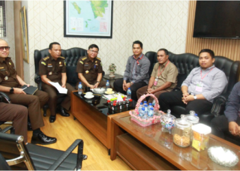 Tersangka Mantan Kadis PMD Kota Padangsidimpuan IFS (ketiga dari kanan). 