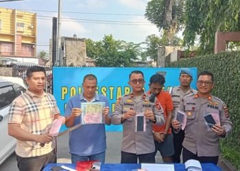 Kapolsek Sunggal Kompol Bambang saat merilis kasus pengancaman dan perampokan korban JSR. 