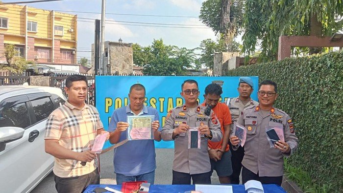 Kapolsek Sunggal Kompol Bambang saat merilis kasus pengancaman dan perampokan korban JSR. 