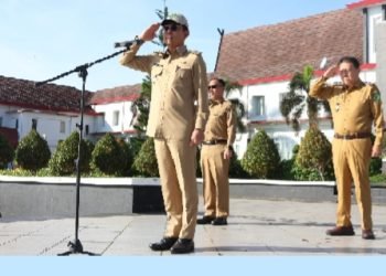 Bupati Tapsel Gus Irawan Pasaribu dan Wakil Bupati Jafar Syahbuddin Ritonga saat memimpin apel gabungan perdana. (IST)