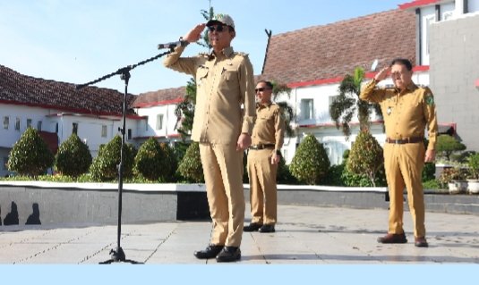 Bupati Tapsel Gus Irawan Pasaribu dan Wakil Bupati Jafar Syahbuddin Ritonga saat memimpin apel gabungan perdana. (IST)