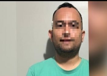 Tersangka TMH, berstatus sebagai Kepala Seksi SMA di Cabang Dinas Pendidikan Wilayah VII Sumut usai ditangkap. 