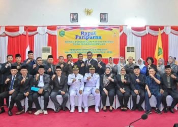 Wali Kota dan Wakil Wali Kota Padangsidimpuan Letnan-Levi foto bersama dengan Ketua dan Wakil DPRD, Forkopimda Padangsidimpuan. (IST)
