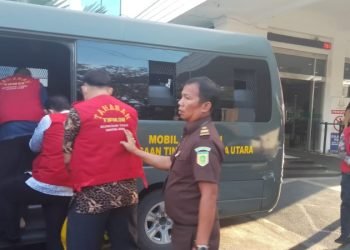 Kelima terdakwa perkara korupsi beraroma suap terkait seleksi PPPK Kabupaten Langkat TA 2023 saat akan diangkut ke mobil tahanan Kejati Sumut. 