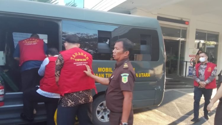 Kelima terdakwa perkara korupsi beraroma suap terkait seleksi PPPK Kabupaten Langkat TA 2023 saat akan diangkut ke mobil tahanan Kejati Sumut. 