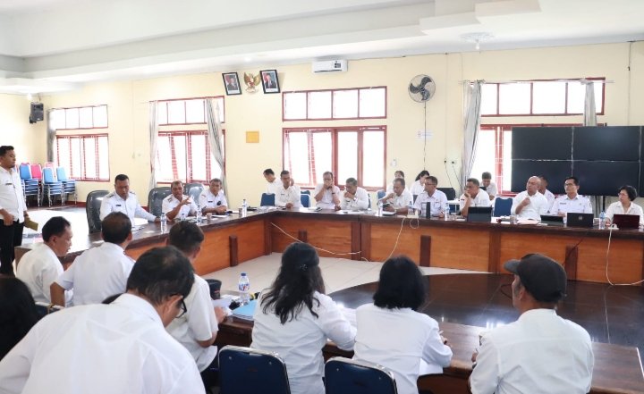 Bupati Toba dan Wakil Bupati pimpin rapat efisiensi penyesuaian anggaran. (IST)