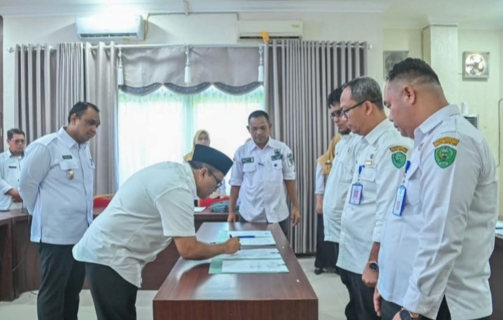 Wali Kota Padangsidimpuan, Dr. H. Letnan Dalimunthe saat menandatangani Perjanjian Kinerja dengan Kepala OPD di lingkungan Pemerintah Kota Padangsidimpuan. (Ist)