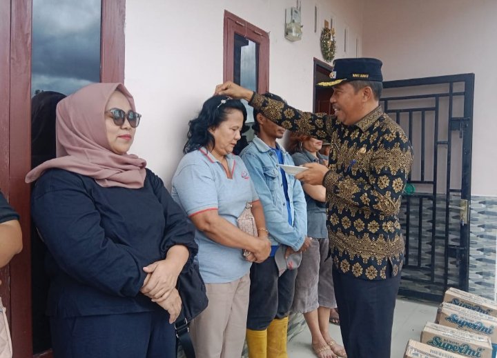 Wakil Bupati Toba memberikan bantuan kepada korban puting beling. (IST)