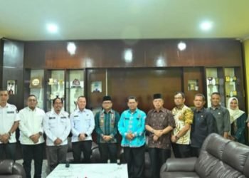 Anggota KPU Padangsidimpuan foto bersama dengan Wali Kota Padangsidimpuan Letnan Dalimunthe saat beraudensi. (Ist)