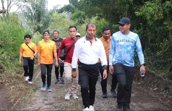 Wakil Bupati Toba ikut jalan santai ke Dolok Tong sambut HUT ke- 26 Kabupaten Toba. (IST)