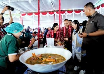 Bupati Toba mengunjungi peserta Kuliner. (IST)