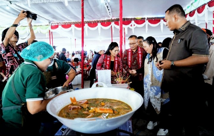 Bupati Toba mengunjungi peserta Kuliner. (IST)