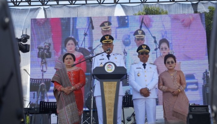 Bupati Toba Effendi Napitupulu Bersama Wakil Bupati Audi Murphy Sitorus Didampingi istri Bupati Dan Istri Wakil Bupati Saat Memberi Sambutan Pada Puncak HUT ke-26 Toba. (IST)