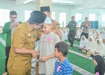 Wali Kota Padangsidimpuan Letnan Dalimunthe saat memberikan bantuan pada anak yatim. (IST)