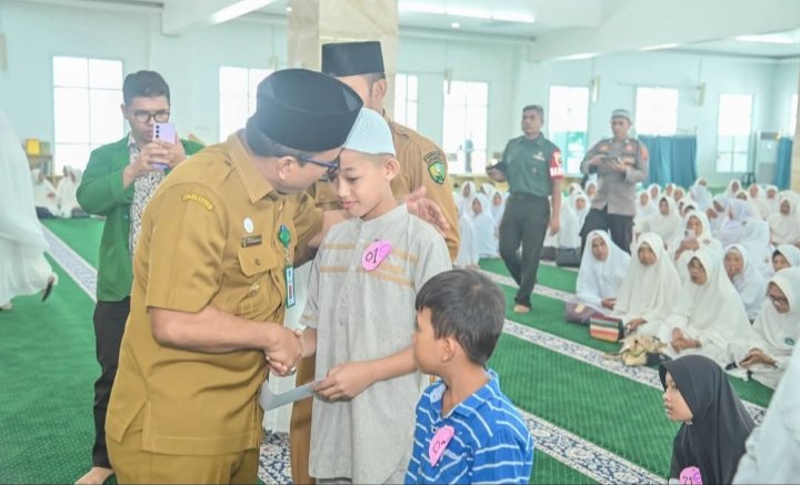 Wali Kota Padangsidimpuan Letnan Dalimunthe saat memberikan bantuan pada anak yatim. (IST)