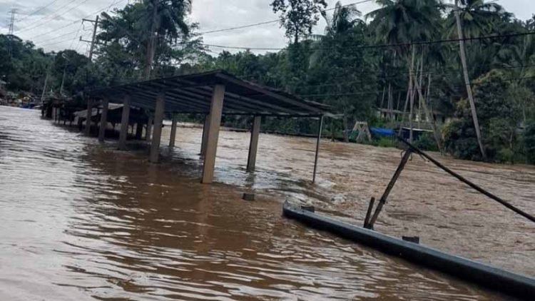 Banjir di badan Jalan Aek Sijornih, Kecamatan Sayur Matinggi, Kabupaten Tapanuli Selatan, Jumat (14/3/2025). 