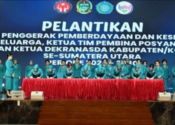 Ketua TP PKK Tapsel Murni Gus Irawan bersama TP.PKK Kabupaten/Kota se-Sumut saat menandatangani SK. (IST)