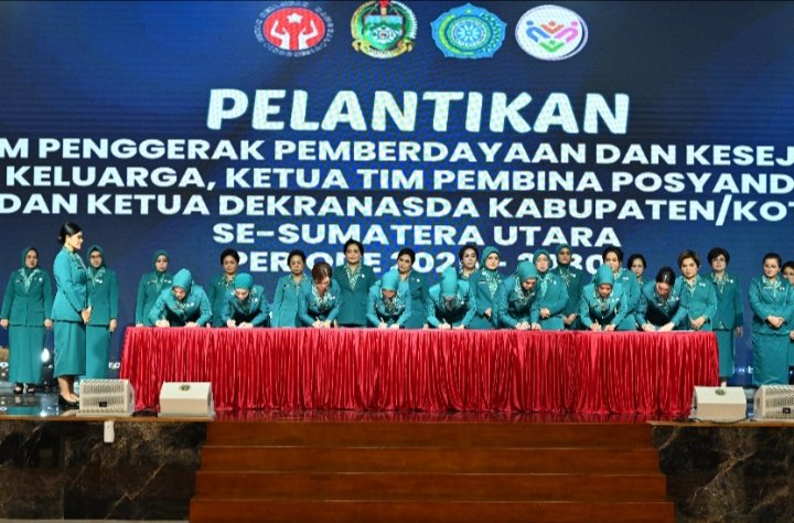Ketua TP PKK Tapsel Murni Gus Irawan bersama TP.PKK Kabupaten/Kota se-Sumut saat menandatangani SK. (IST)