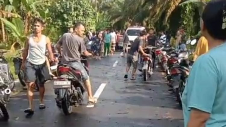 Evakuasi korban saat kejadian di lokasi Lingkungan 4, Kelurahan Marbau, Labura.