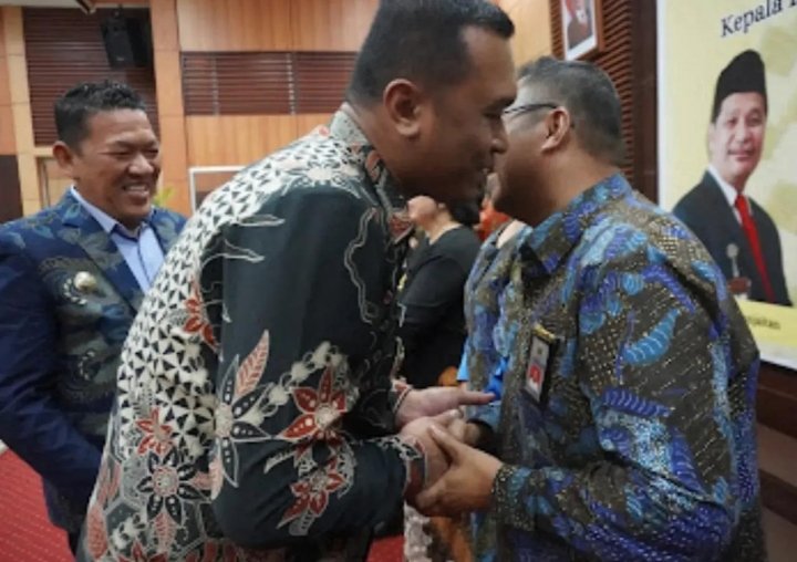 Bupati Toba Effendi Napitupulu dalam acara Sertijab Kepala BPK Sumut. (IST)