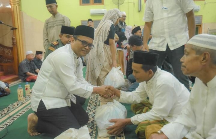 Wali Kota  Letnan Dalimunthe menyerahkan bantuan di peringatan Nuzulul Quran di Masjid Al-Istiqomah, Kelurahan Tanobato, Kecamatan Padangsidimpuan Utara. (IST)
