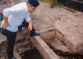 Wali Kota Padangsidimpuan Letnan Dalimunthe melihat salah satu selokan parit mempet.(ist)