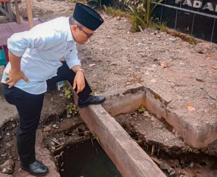 Wali Kota Padangsidimpuan Letnan Dalimunthe melihat salah satu selokan parit mempet.(ist)