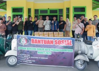 Wakil Wali Kota Padangsidimpuan, H. Harry Pahlevi Harahap, Plt. Sekretaris Daerah, Kasatpol PP, Camat Padangsidimpuan Utara, Camat Padangsidimpuan Angkola Julu, serta Kepala Kantor  Urusan Agama Padangsidimpuan Utara, foto bersama dengan pemberi bantuan. (Ist)