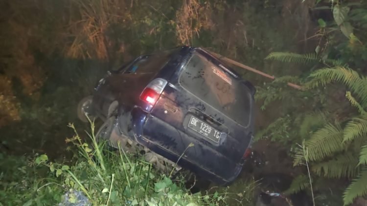 Isuzu Panther BK 1229 TG ringsek terperosok masuk jurang di Jalan HT Rizal Nurdin, Kelurahan Sihitang, Kecamatan Padangsidimpuan Tenggara, Kota Padangsidimpuan, Senin (24/3/2025) malam.