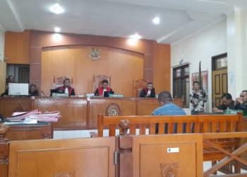 Yunus Saputra Tarigan (YST), salah satu terdakwa kasus pembunuhan wartawan Rico Sempurna Pasaribu saat mengikuti sidang putusan di PN Kabanjahe, Kamis (27/3/2025). 