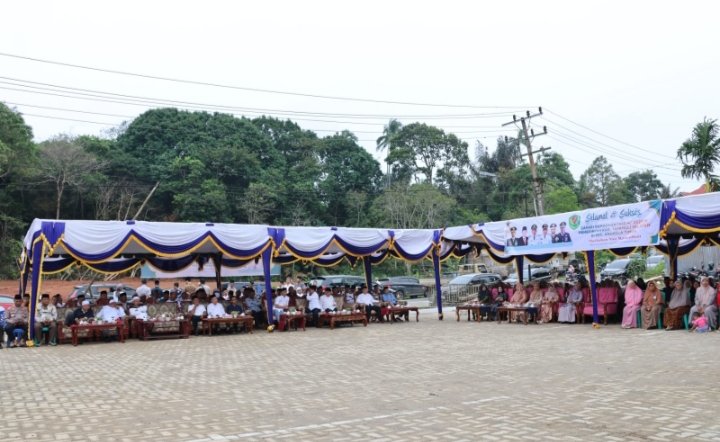 Bupati Tapsel Gus Irawan Pasaribu dan Wakil Bupati Tapsel Jafar Syahbudin Ritonga dan Masyarakat Angkola Timur pada Safari Ramadhan Tapsel. (IST)