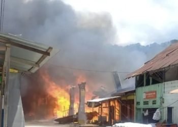 Api membakar membakar rumah warga Muara, Taput.