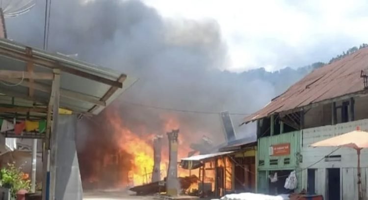 Api membakar membakar rumah warga Muara, Taput.