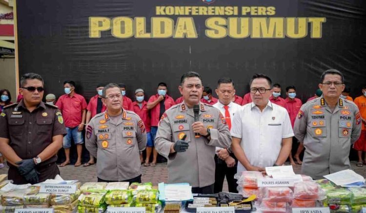 Barang bukti narkotika dan tersangka yang diamankan Polda Sumatera Utara dan jajaran. 