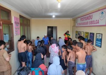 Kapolsek Sibolga Sambas, Iptu Yuna H Gultom memberikan pembinaan kepada remaja yang hendak melakukan tawuran.